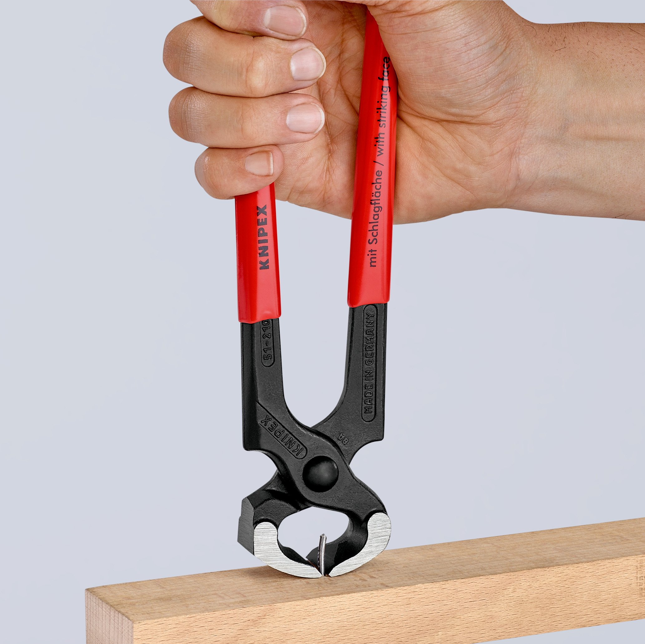 Tenaille marteau 210mm - Gainage PVC, tête polie - 60 HRC KNIPEX - 5101210