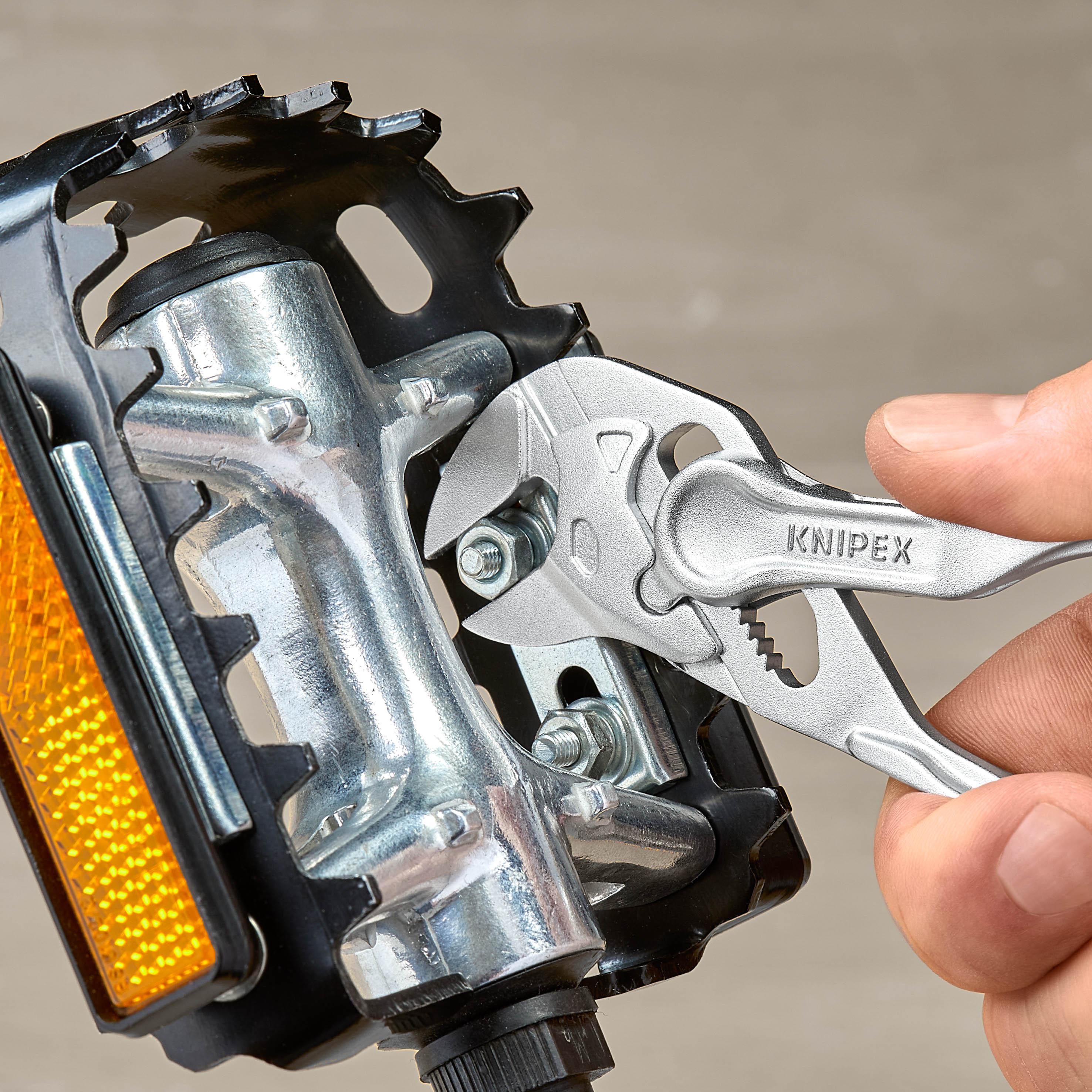 Pince clé XS 100mm - Chromée - Capacité 21mm KNIPEX - 8604100