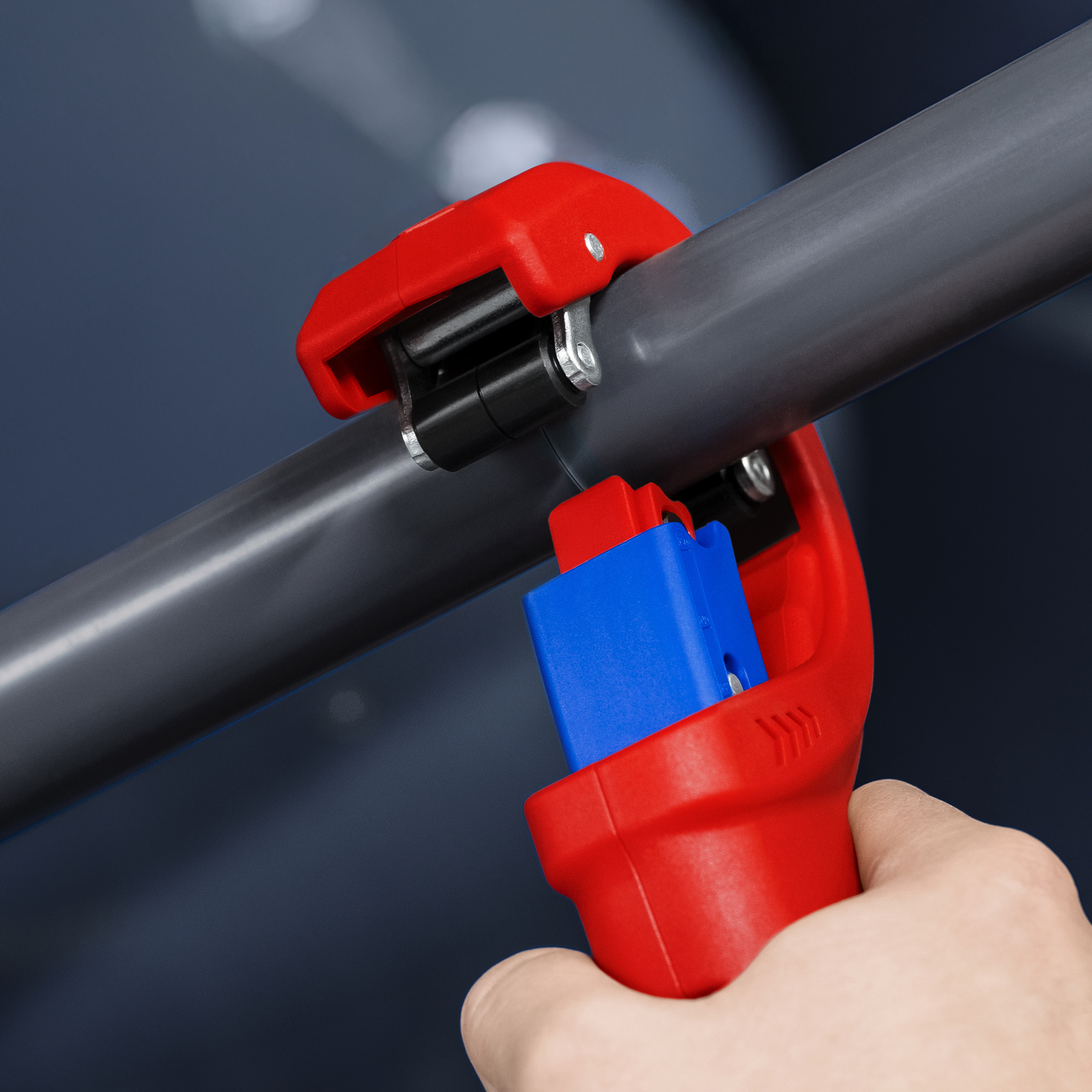 Coupe-tubes DPT50 - 200mm - pour tubes PVC Ø 32/40/50mm - Coupe et chanfreine KNIPEX - 902302BK