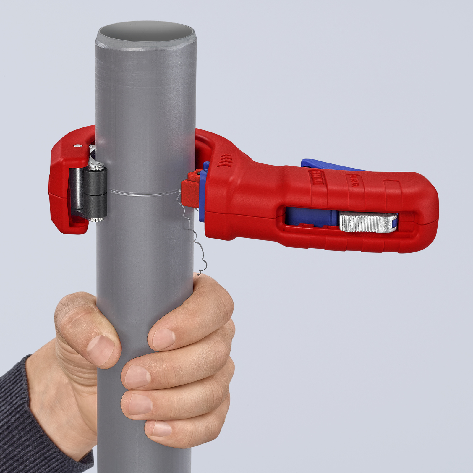 Coupe-tubes DPT50 - 200mm - pour tubes PVC Ø 32/40/50mm - Coupe et chanfreine KNIPEX - 902302BK