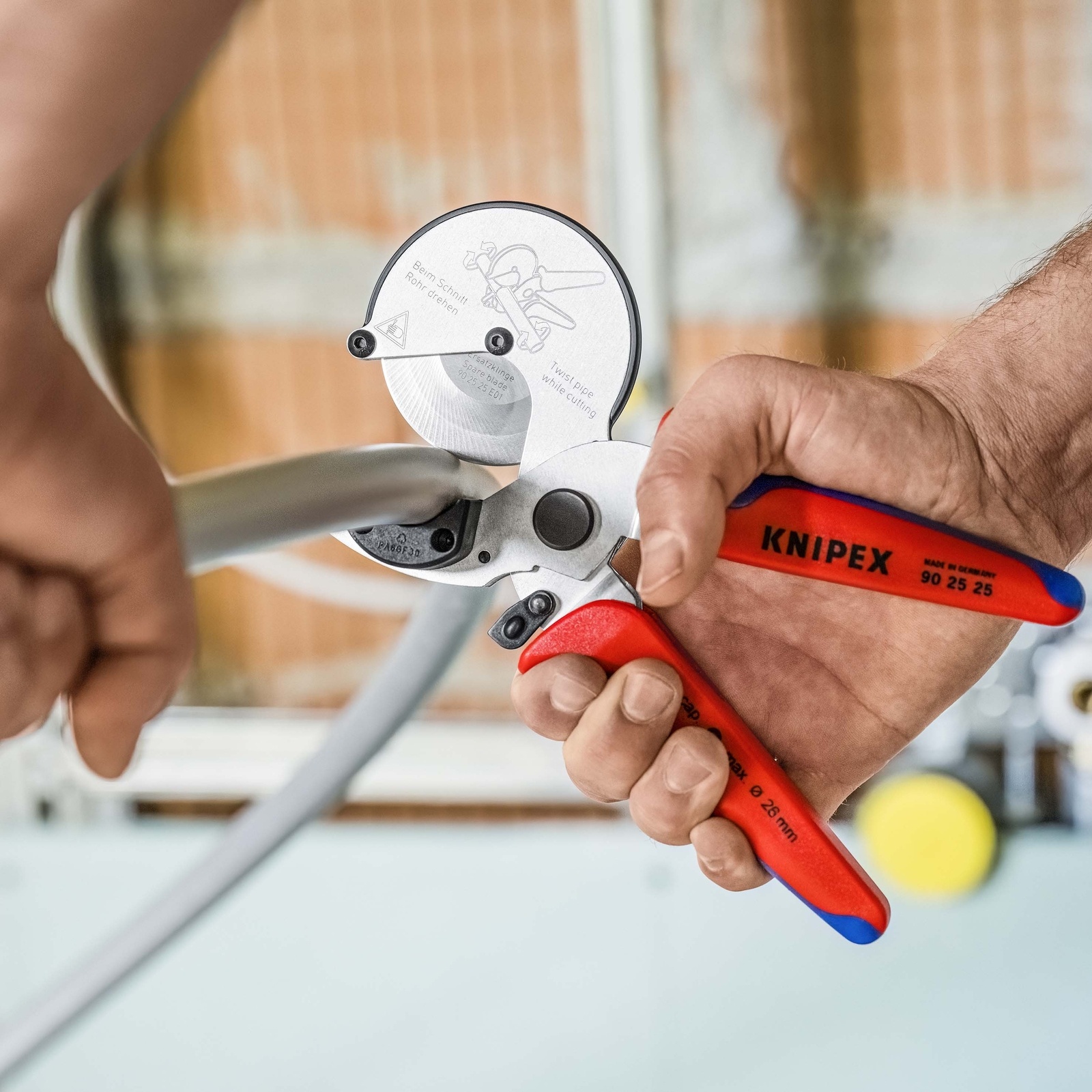 Coupe-tubes multicouches / PE - Ø 26mm max - sans déformation grâce à sa molette KNIPEX - 902525