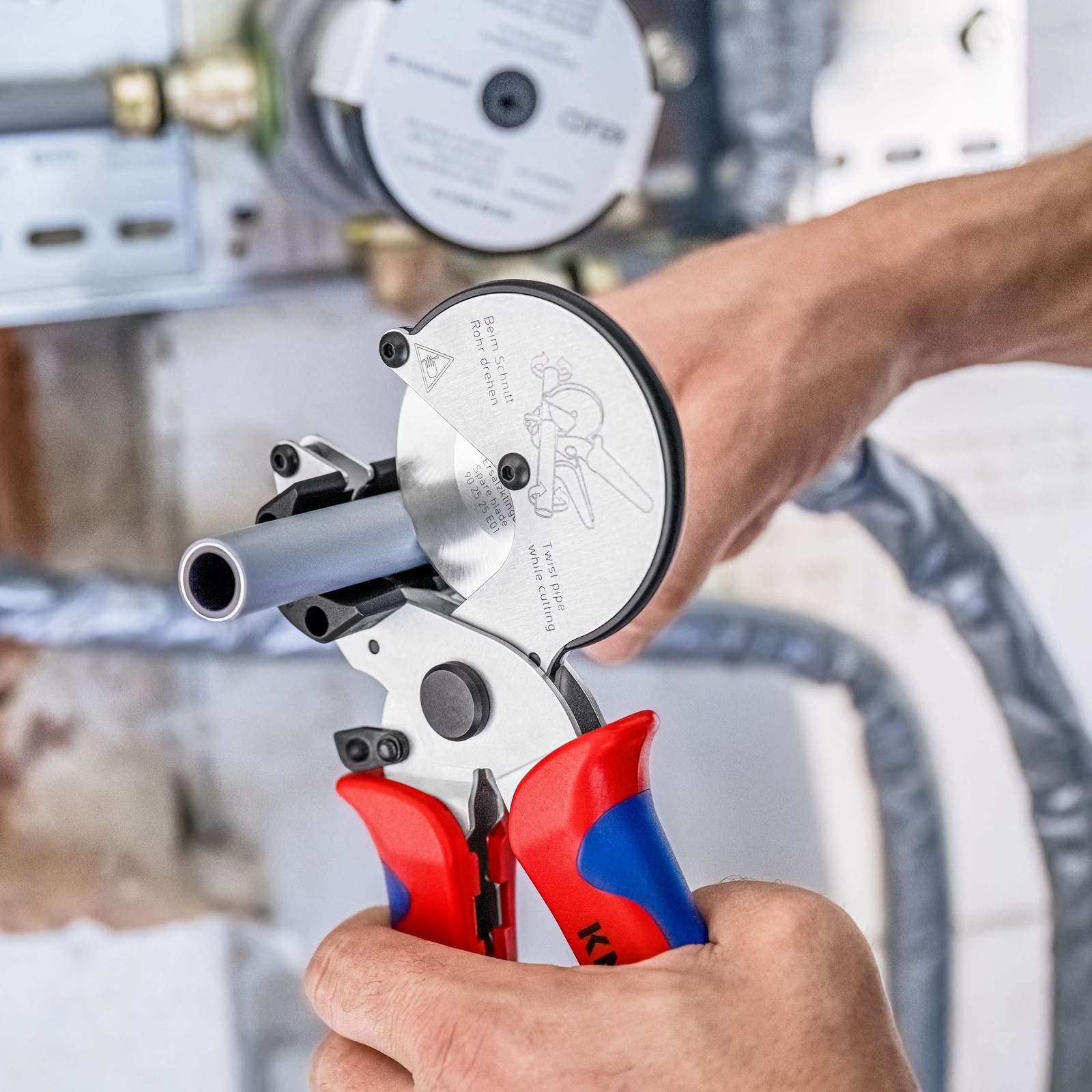 Coupe-tubes multicouches / PE - Ø 26mm max - sans déformation grâce à sa molette KNIPEX - 902525