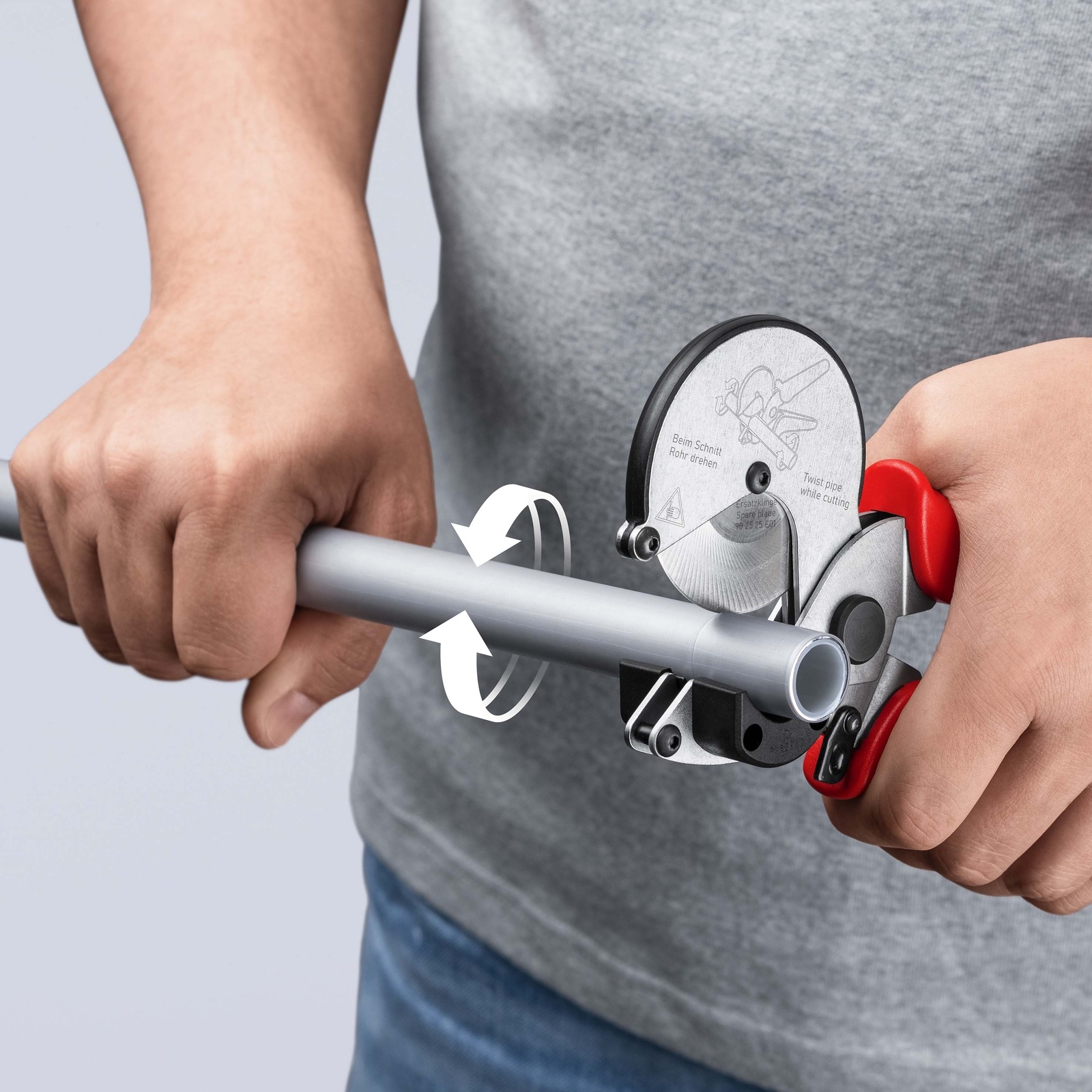 Coupe-tubes multicouches / PE - Ø 26mm max - sans déformation grâce à sa molette KNIPEX - 902525
