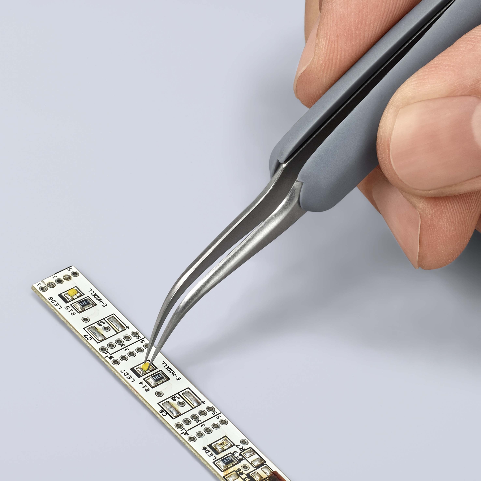 Brucelle de précision en Inox avec isolation plastique ESD - Pointes courbées KNIPEX - 923110ESD