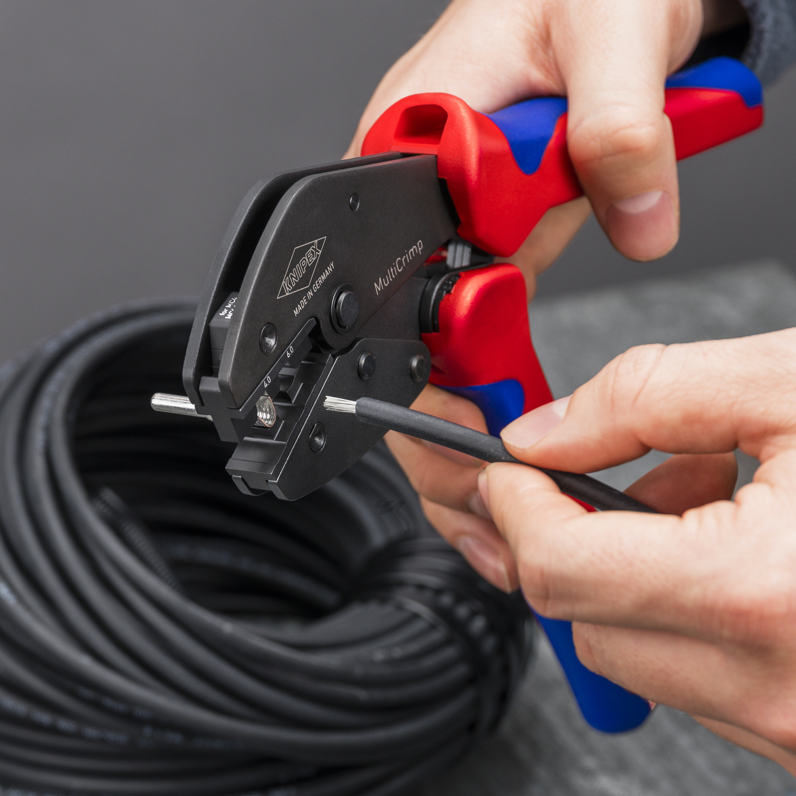 Pince à sertir MultiCrimp 250mm - Bi-matière - Fournie avec 3 matrices - SC KNIPEX - 973303