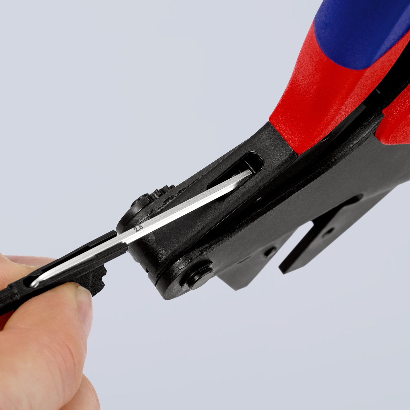 Pince à sertir universelle pour contacts photovoltaïques MC4 2 5 / 4 / 6mm² KNIPEX - 974366