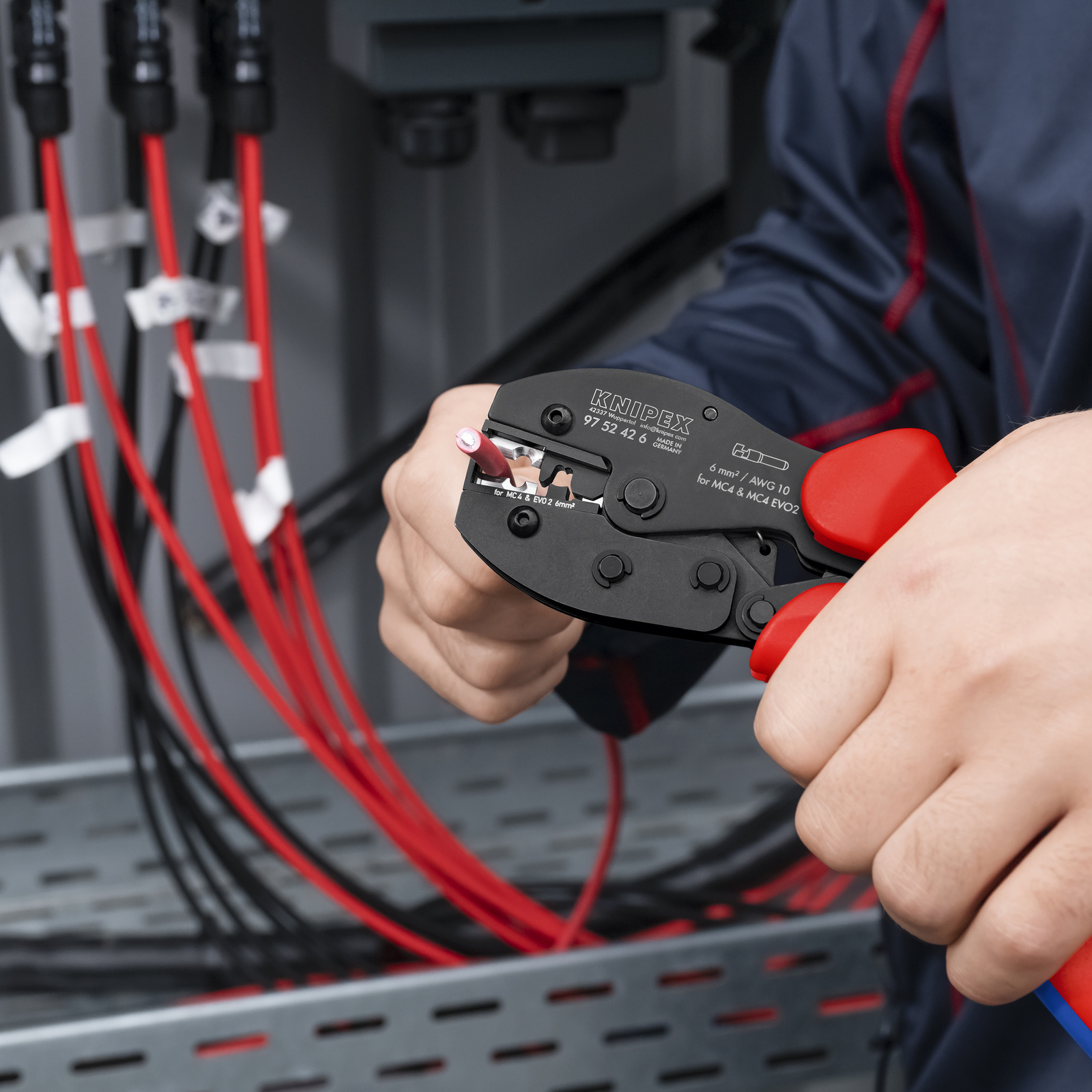 Pince à sertir photovoltaïque. 6mm² PreciForceMC4 KNIPEX - 9752426