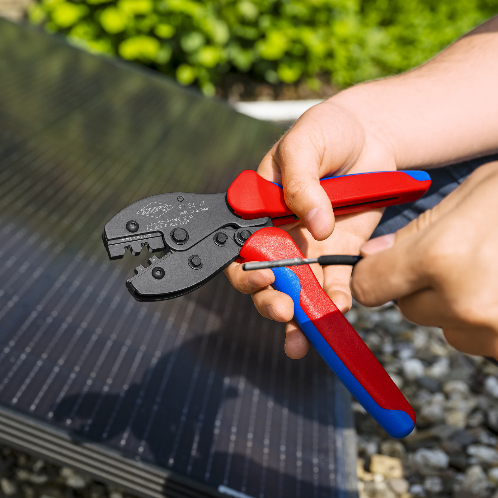 Pince à sertir PreciForce pour contacts photovoltaïques MC4 / MC4 Evo2 4 - 6mm² KNIPEX - 975242