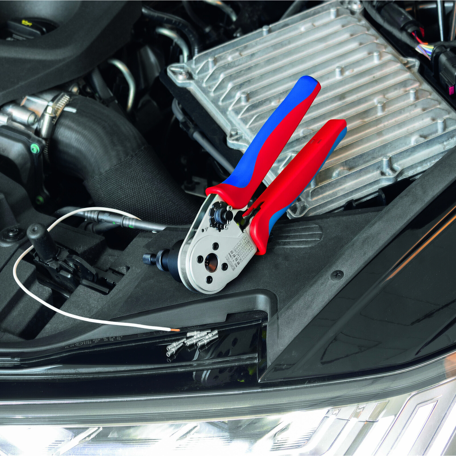 Pince à sertir 4/8 points pour contacts tournés série DT de TE Connectivity KNIPEX - 975267DT