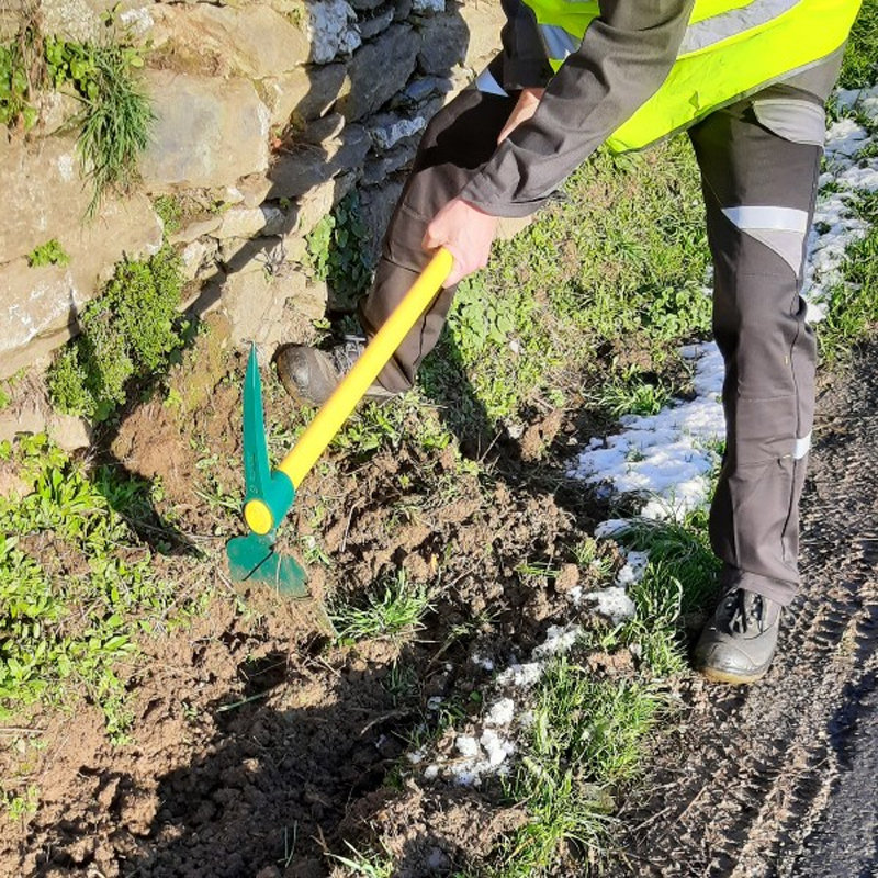 Pioche cantonnier duopro douille ovale manche bois certifié PEFC 100% - LEBORGNE - 058201