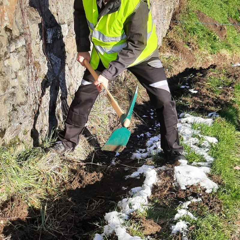 Pioche cantonnier duopro douille ovale manche bois certifié PEFC 100% - LEBORGNE - 058201