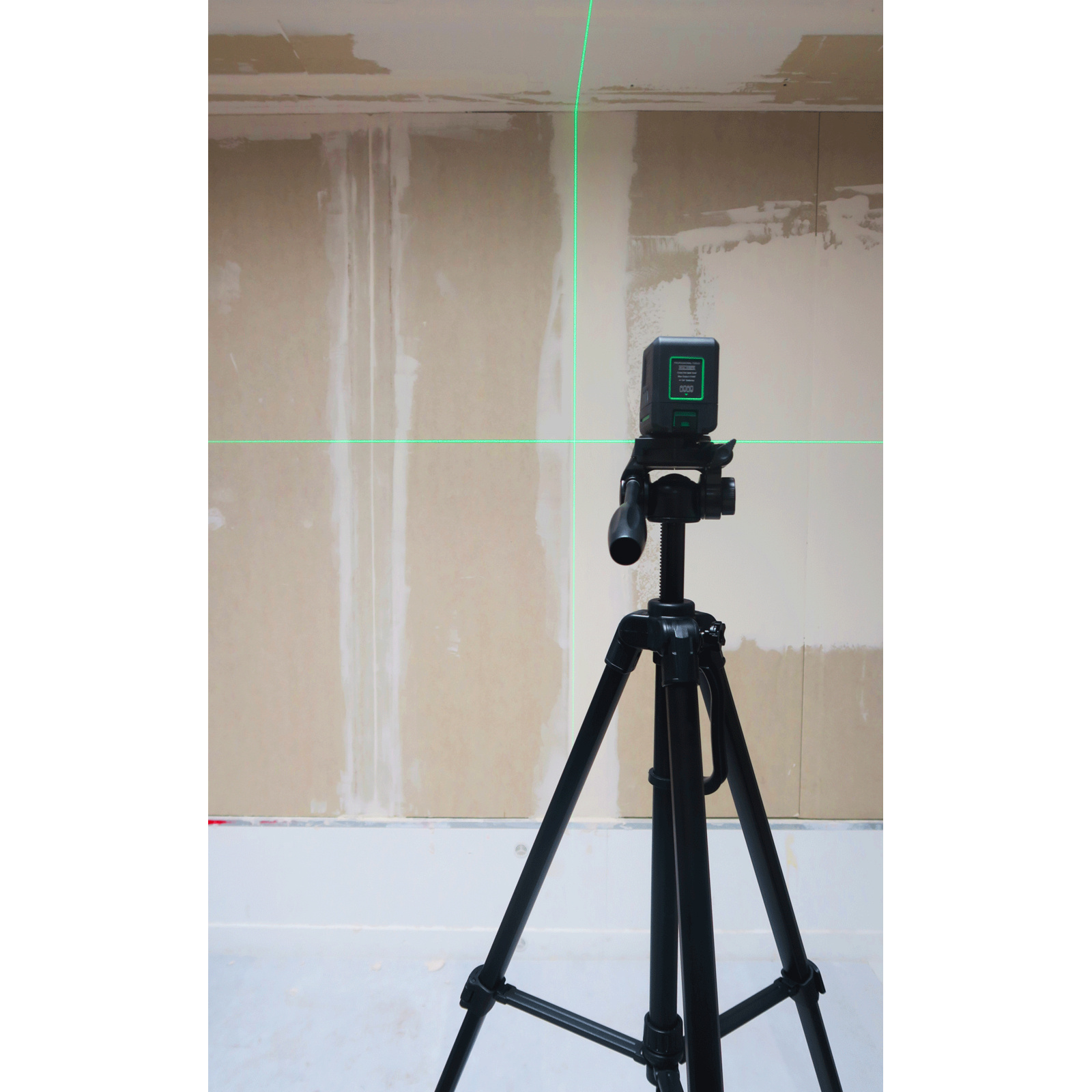 Niveau Laser vert en croix Précision du nivellement : ± 1,5mm/5m L'OUTIL PARFAIT - 2808000