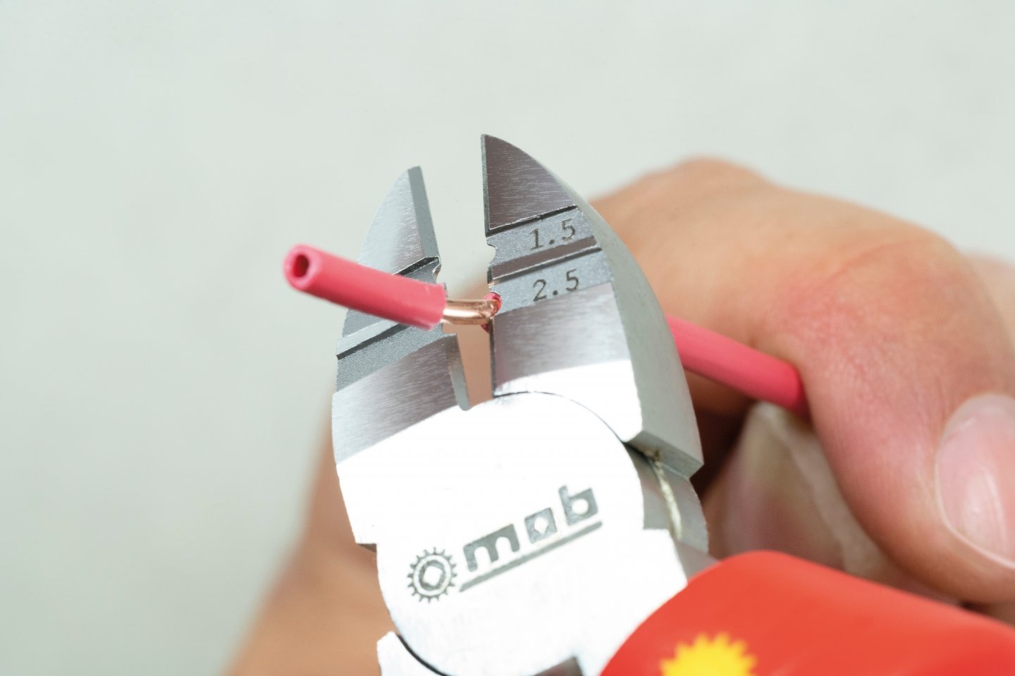 Pince coupante dénudante 160 isolée 1000V - MOB OUTILLAGE - 9335660401