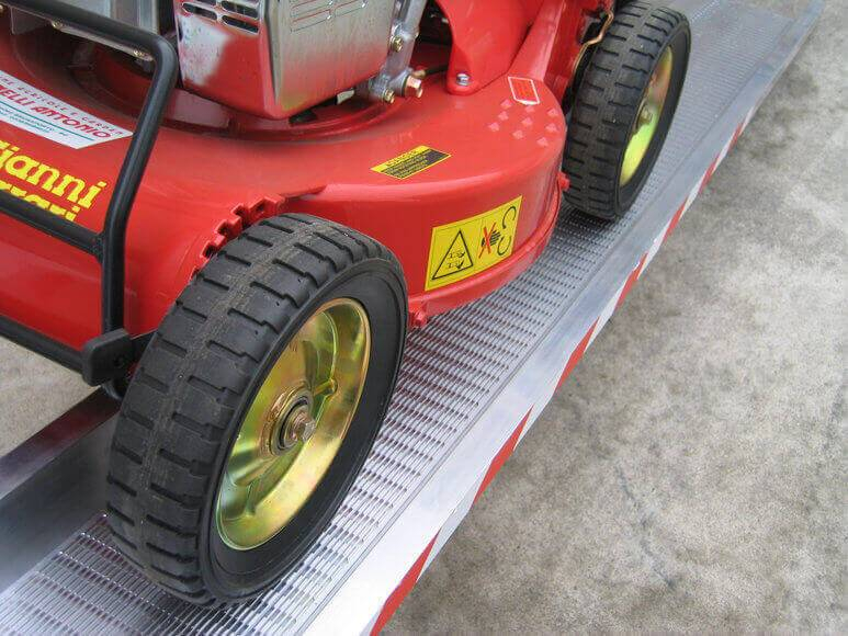 PAIRE DE RAMPES DE CHARGEMENT METALMEC 050X246X1000 AVEC BORDS - MM050B02510