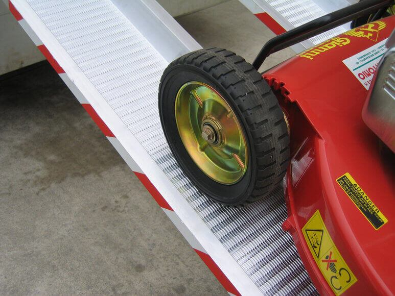 PAIRE DE RAMPES DE CHARGEMENT METALMEC 050X246X2500 AVEC BORDS - MM050B02525