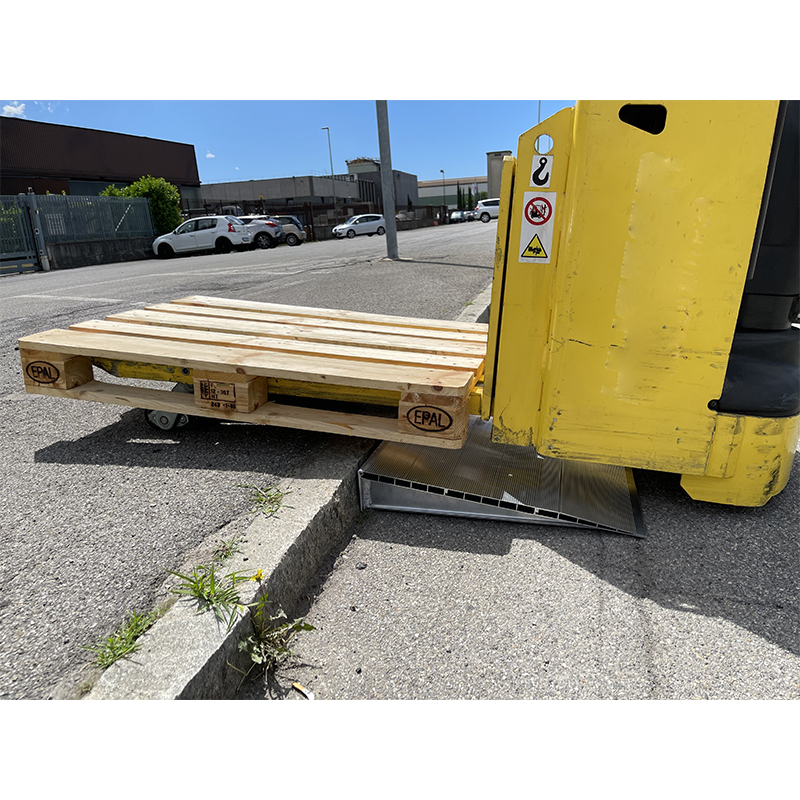 Rampe d'accès haute résistance type coin 145x950x1030 mm - 1000kg - METALMEC - MM561S00145