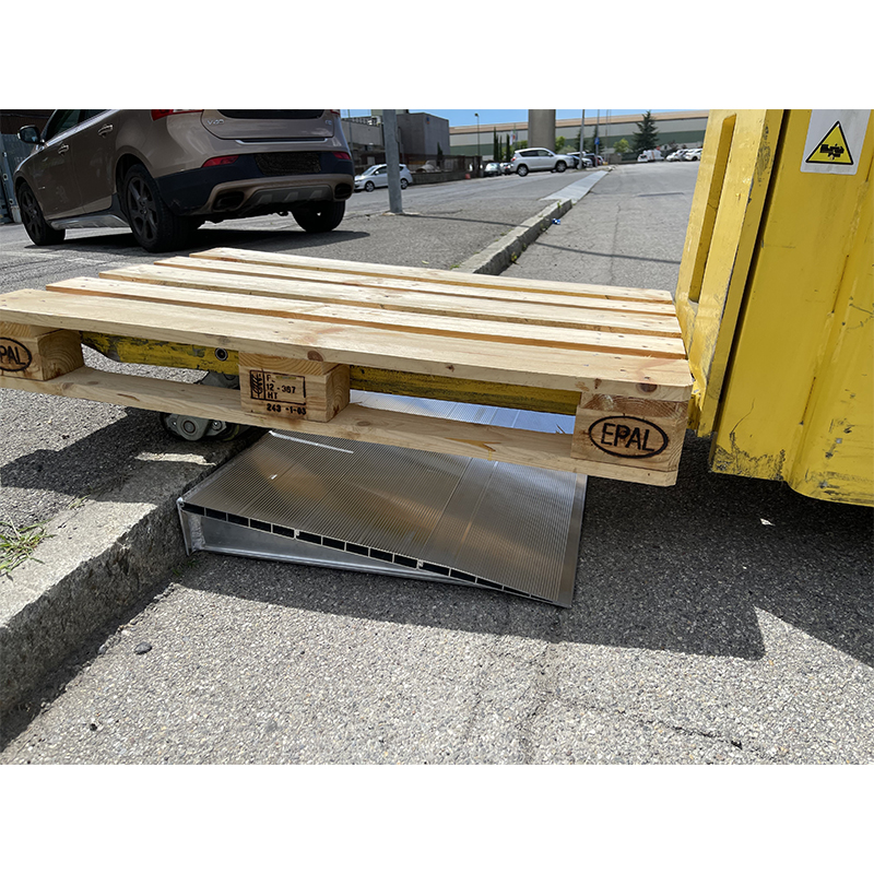 Rampe d'accès haute résistance type coin 145x950x1030 mm - 1000kg - METALMEC - MM561S00145