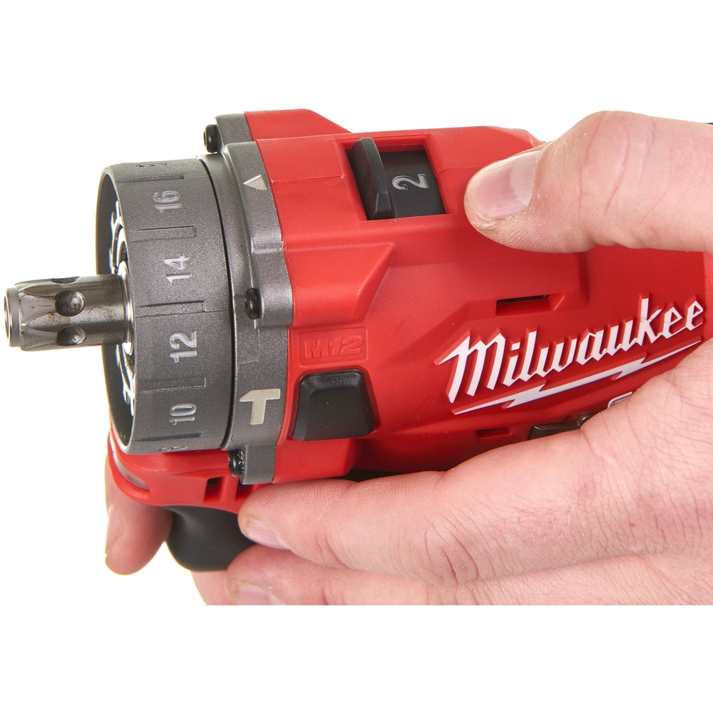Perceuse à percussion 6 en 1 M12 FUEL MILWAUKEE avec mandrins amovibles 4933464138