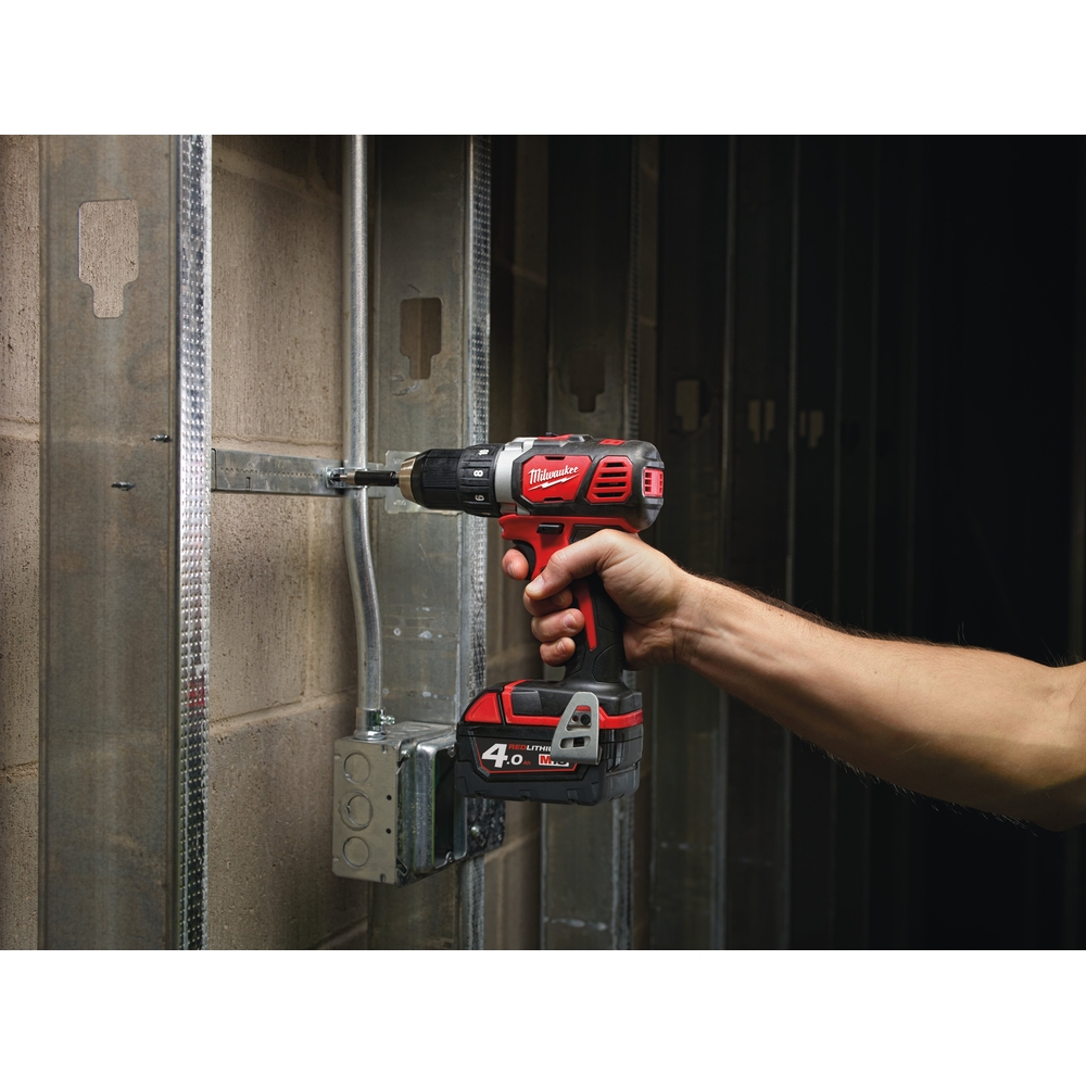 Perceuse visseuse compacte 18V MILWAUKEE avec batteries 4 Ah 60 Nm M18 BDD-402C - 4933443565