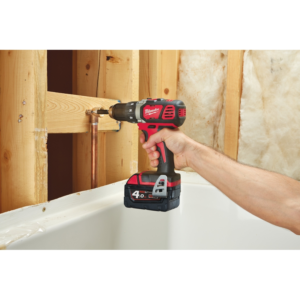 Perceuse visseuse compacte 18V MILWAUKEE avec batteries 4 Ah 60 Nm M18 BDD-402C - 4933443565