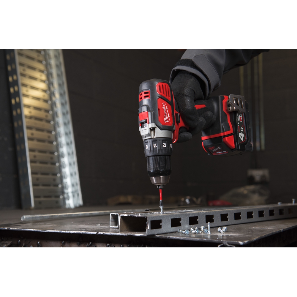 Perceuse visseuse compacte 18V MILWAUKEE avec batteries 4 Ah 60 Nm M18 BDD-402C - 4933443565
