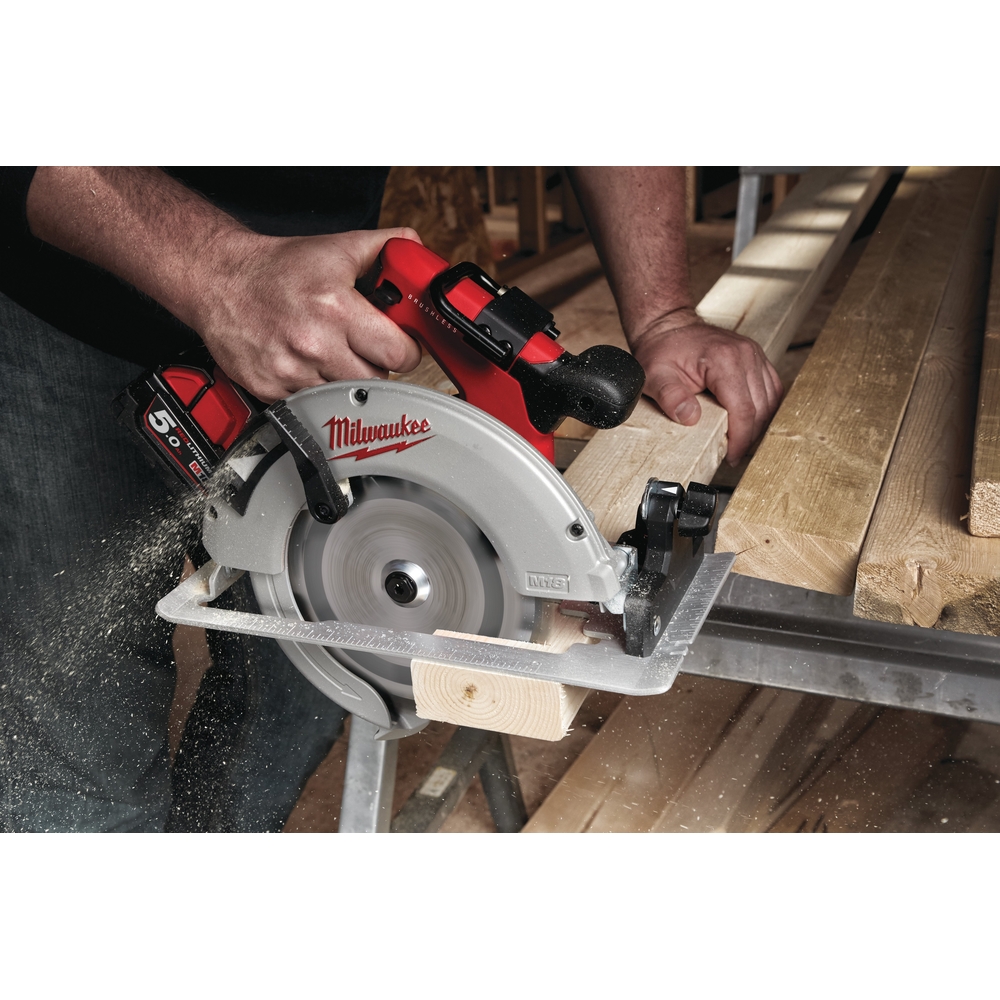 Scie Circulaire MILWAUKEE FUEL 18V 5Ah M18 CS66-502X avec deux batteries - 4933464590