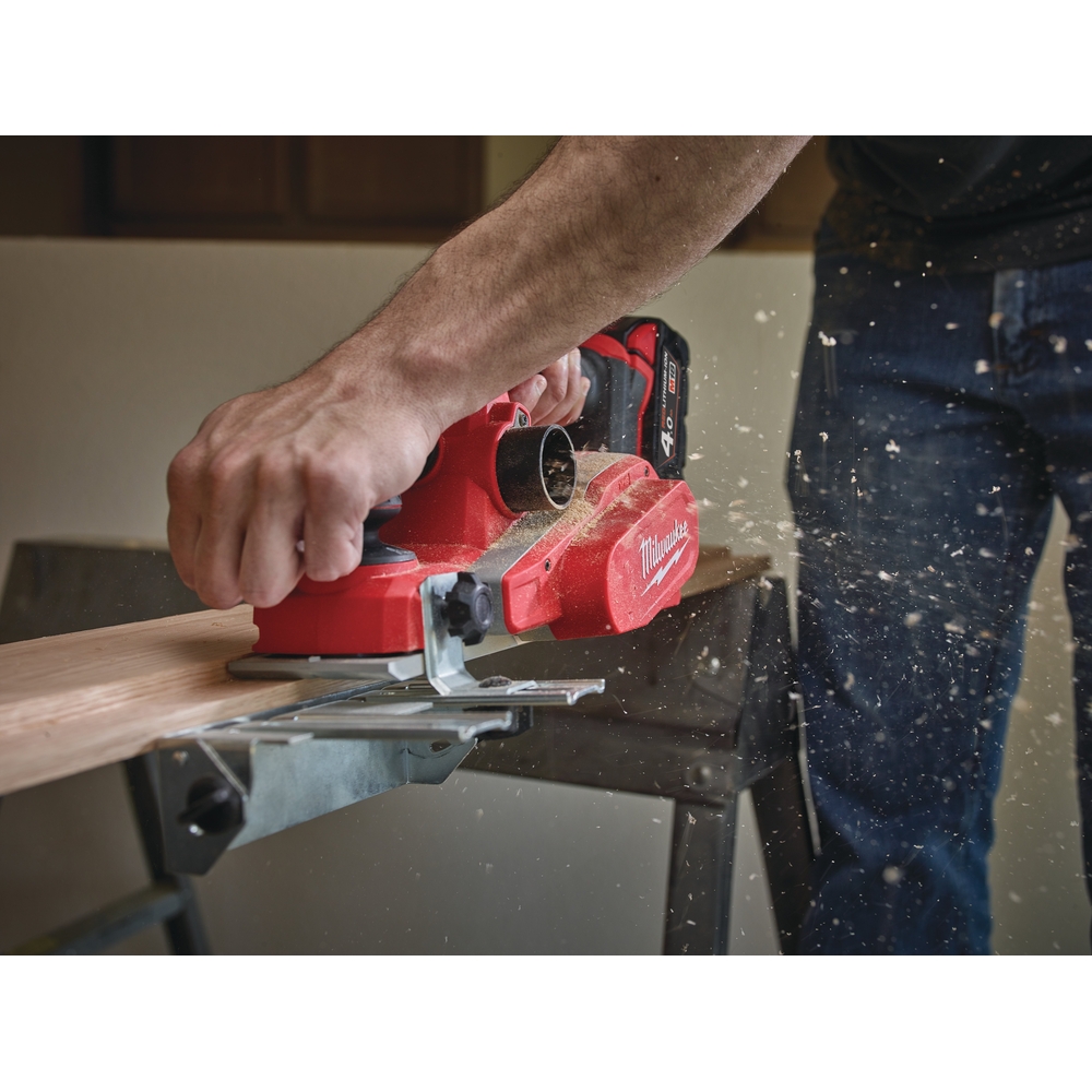 Rabot MILWAUKEE 18V 4,0Ah 82mm livré avec 2 batteries et chargeur en coffret M18 BP-402C - 4933451114