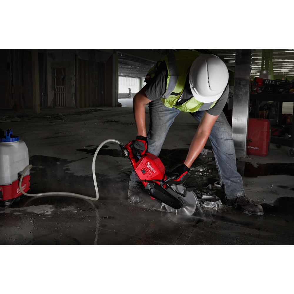 Découpeuse MILWAUKEE FUEL Ø230 mm avec 2 batteries FORGE et pulvérisateur