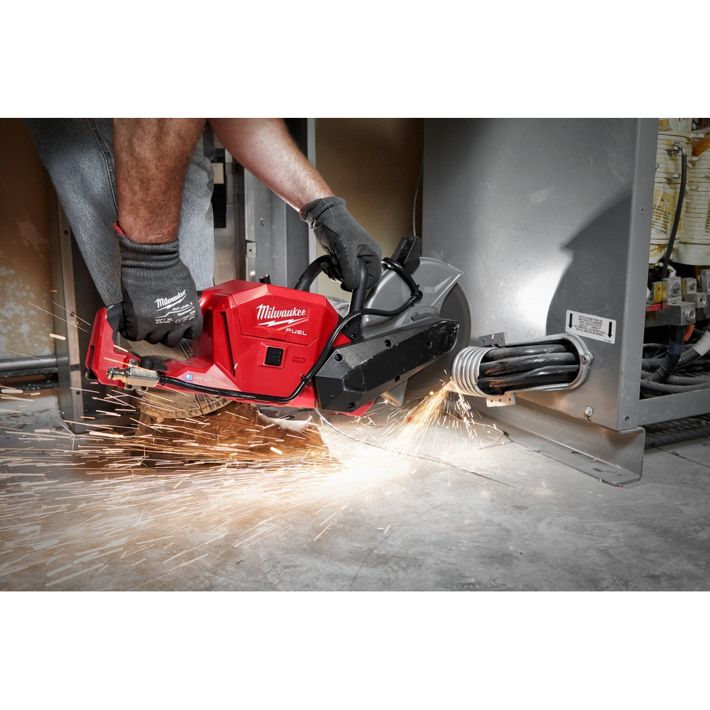 Découpeuse MILWAUKEE FUEL Ø230 mm avec 2 batteries FORGE et pulvérisateur