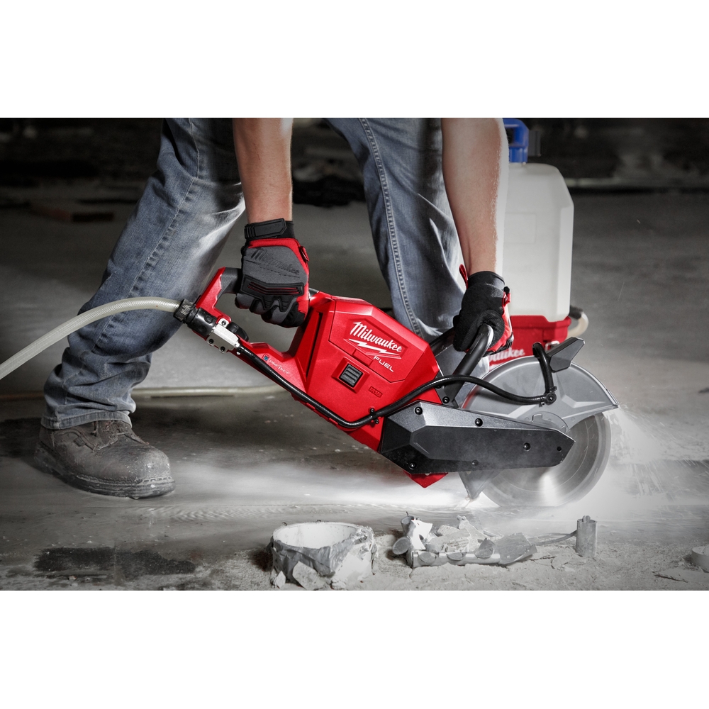 Découpeuse MILWAUKEE FUEL Ø230 mm avec 2 batteries FORGE et pulvérisateur