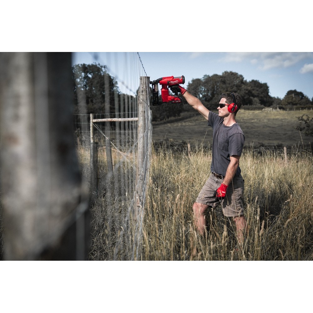 Agrafeuse pour clôture crampilloneuse MILWAUKEE M18 FUEL sans batterie 4933479834