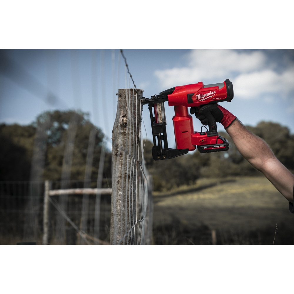 Agrafeuse pour clôture crampilloneuse MILWAUKEE M18 FUEL sans batterie 4933479834