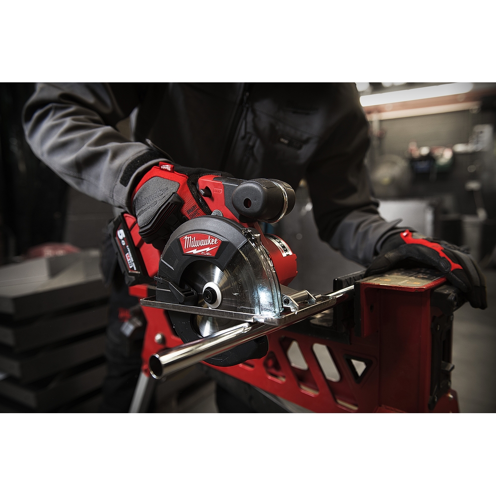 Scie circulaire MILWAUKEE FMCS-502X FUEL 18V avec deux batteries 5Ah - 4933459193