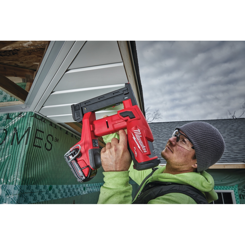 Agrafeuse de finition, 18v, 2ah. 2 batteries, chargeur m18 fncs18gs-202x MILWAUKEE - 4933471940