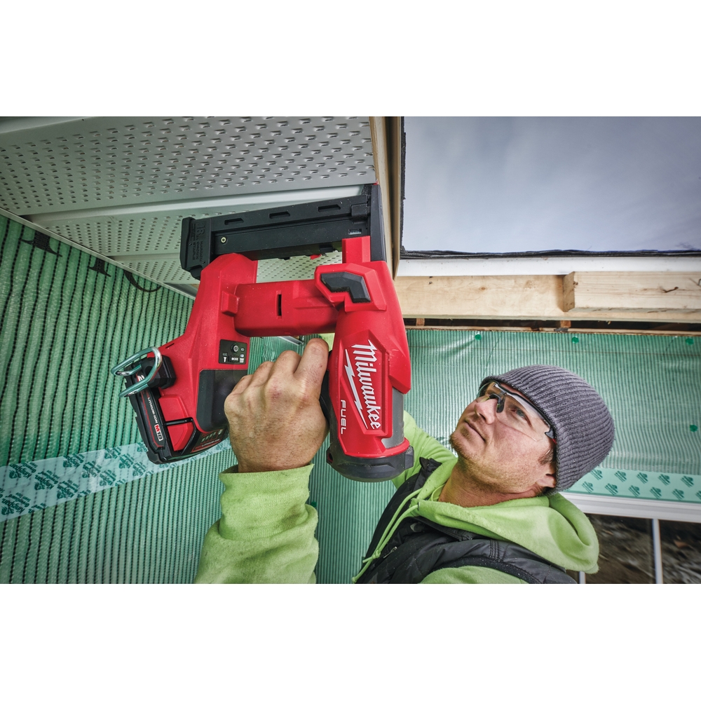 Agrafeuse de finition, 18v, 2ah. 2 batteries, chargeur m18 fncs18gs-202x MILWAUKEE - 4933471940