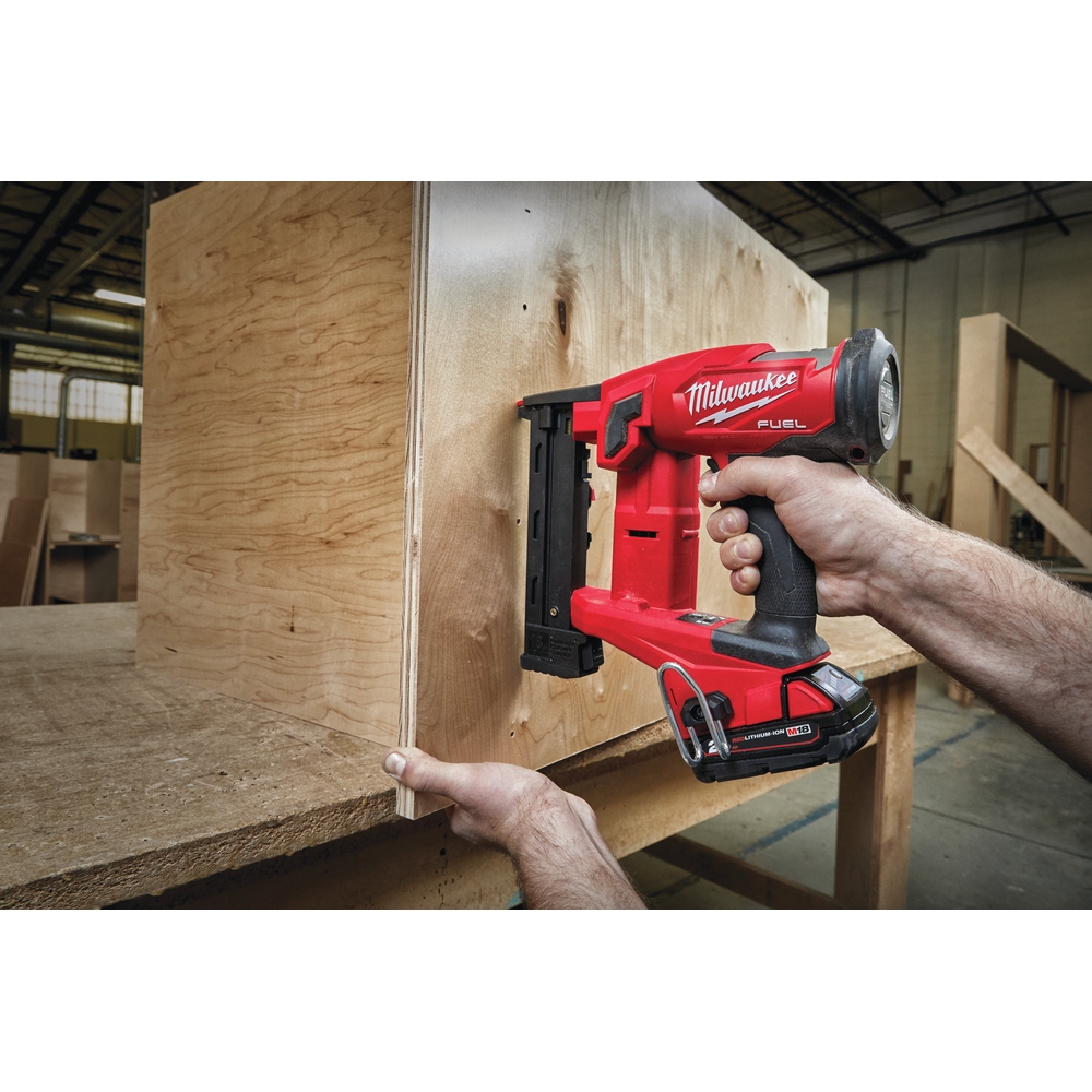 Agrafeuse de finition, 18v, 2ah. 2 batteries, chargeur m18 fncs18gs-202x MILWAUKEE - 4933471940