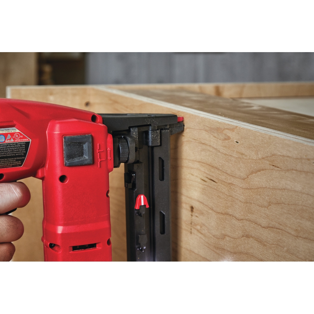 Agrafeuse de finition, 18v, 2ah. 2 batteries, chargeur m18 fncs18gs-202x MILWAUKEE - 4933471940