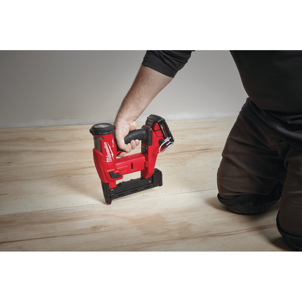 Agrafeuse de finition, 18v, 2ah. 2 batteries, chargeur m18 fncs18gs-202x MILWAUKEE - 4933471940