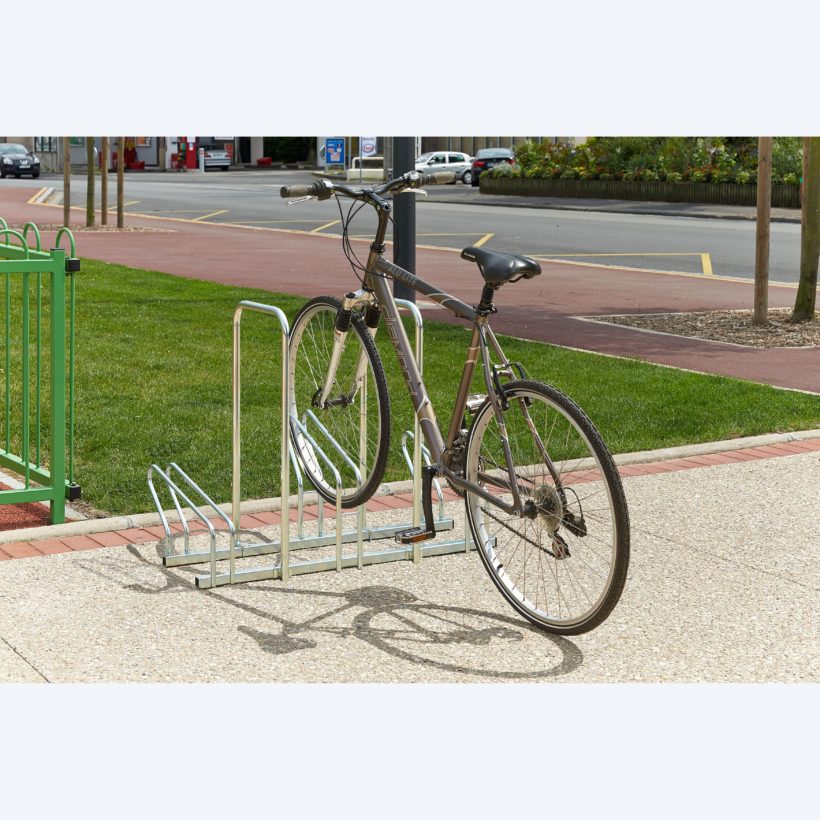 Râtelier sur 2 niveaux pour 3 vélos Modèle Hollande côte à côte avec arceaux antivol - MOTTEZ - B199AR