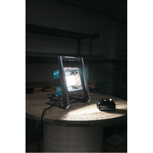 Lampe de chantier MAKITA 14.4/18 V sans batterie ni chargeur - fonctionne sur secteur - DEADML805
