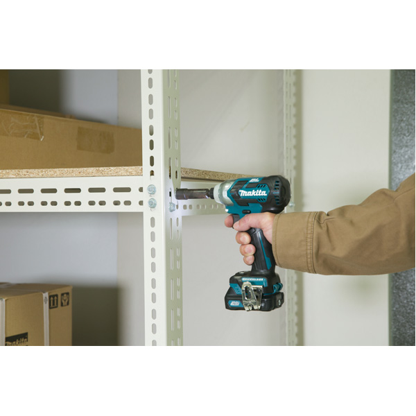 VISSEUSE À CHOCS 10,8 V LI-ION 4 AH CXT 135 NM + 2 BATTERIES BL1040B + CHARGEUR + COFFRET - MAKITA - TD111DSMJ