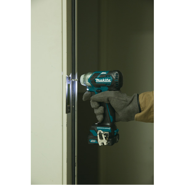 VISSEUSE À CHOCS 10,8 V LI-ION 4 AH CXT 135 NM + 2 BATTERIES BL1040B + CHARGEUR + COFFRET - MAKITA - TD111DSMJ