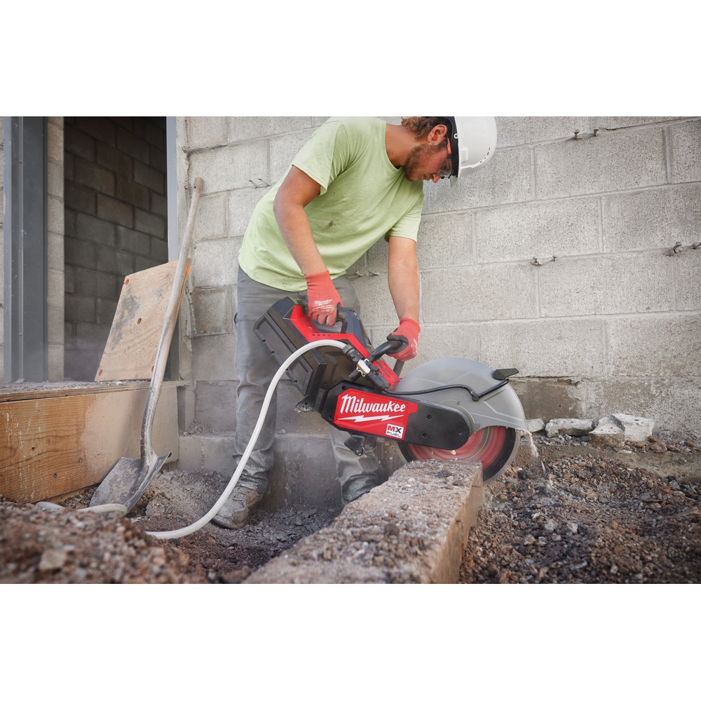 Découpeuse 350 mm 8Ah avec frein et anti-kickback chargeur rapide MXF COS350G2FC-802 MILWAUKEE - 4933499772