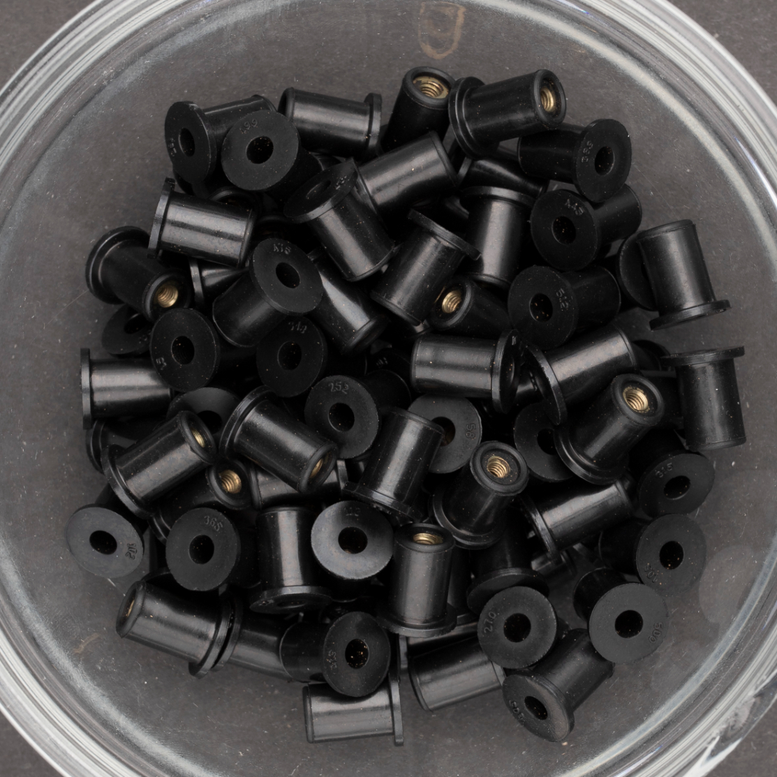 100 écrous EPDM avec insert laiton à tête plate à M3x13mm - SCELL-IT - RN0313