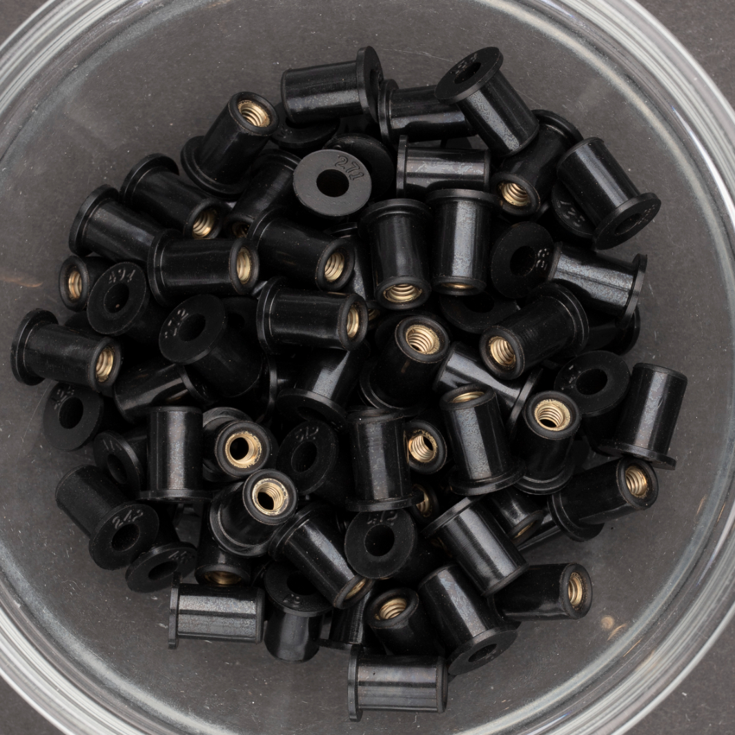 100 écrous EPDM avec insert laiton à tête plate à M4x12,6mm - SCELL-IT - RN0411