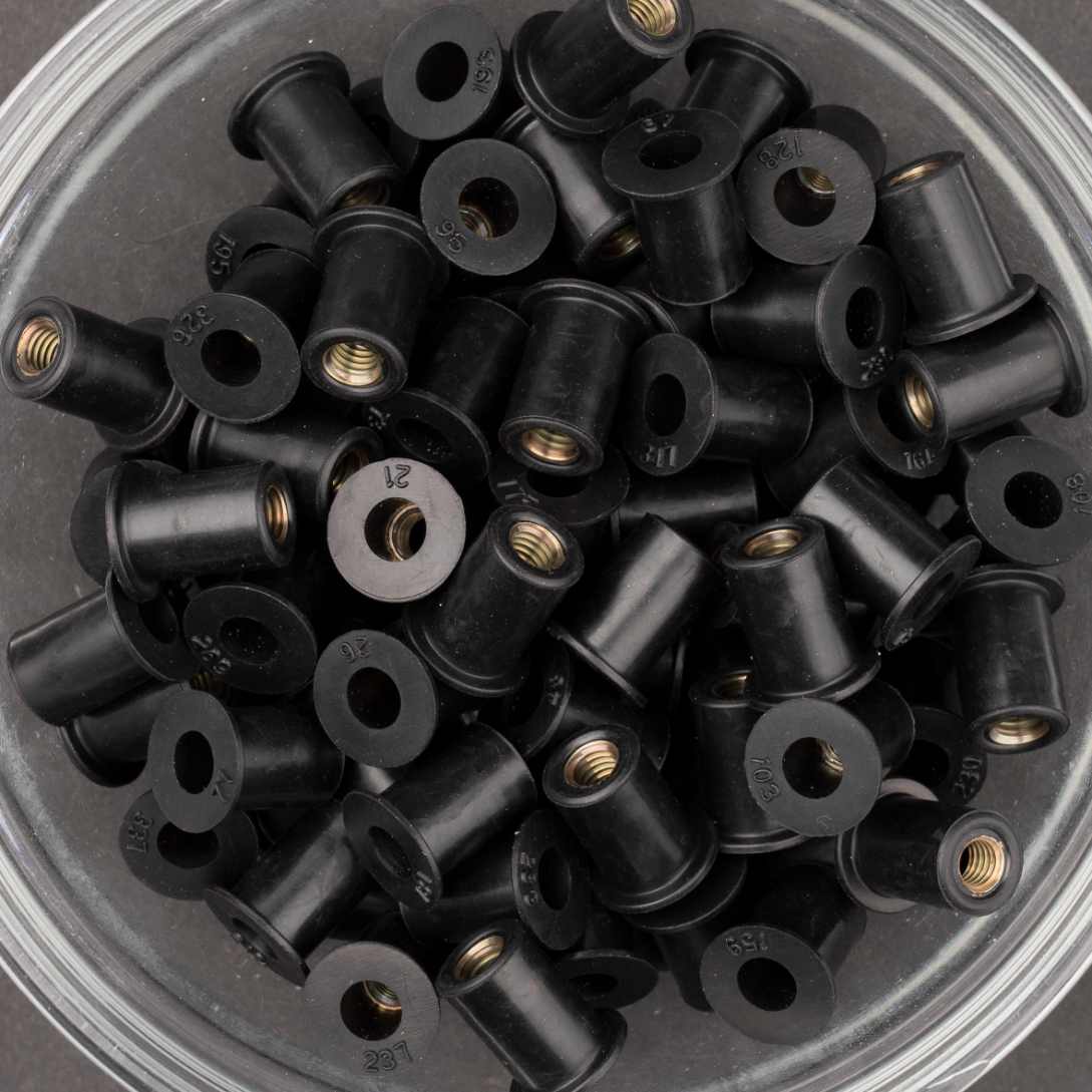 100 écrous EPDM avec insert laiton à tête plate à M5x14mm - SCELL-IT - RN0515