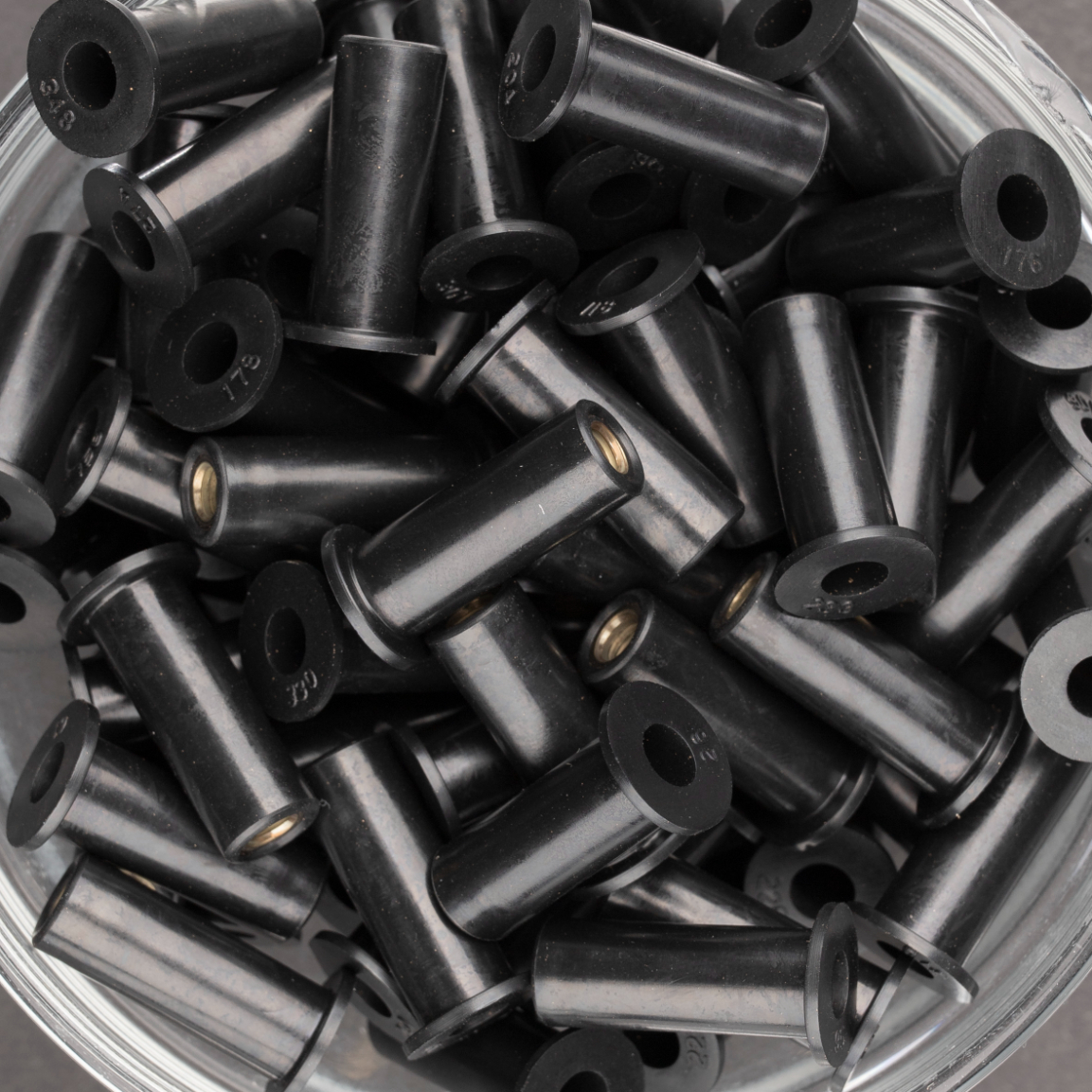 100 écrous EPDM avec insert laiton à tête plate à M5x26,5mm - SCELL-IT - RN0525