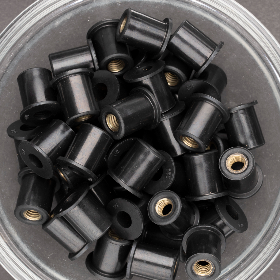 50 écrous EPDM avec insert laiton à tête plate à M6x16mm - SCELL-IT - RN0615