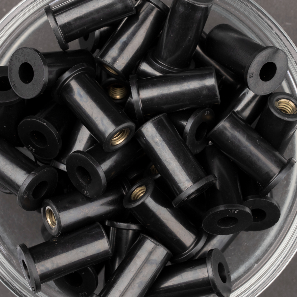 50 écrous EPDM avec insert laiton à tête plate à M6x26,7mm - SCELL-IT - RN0625