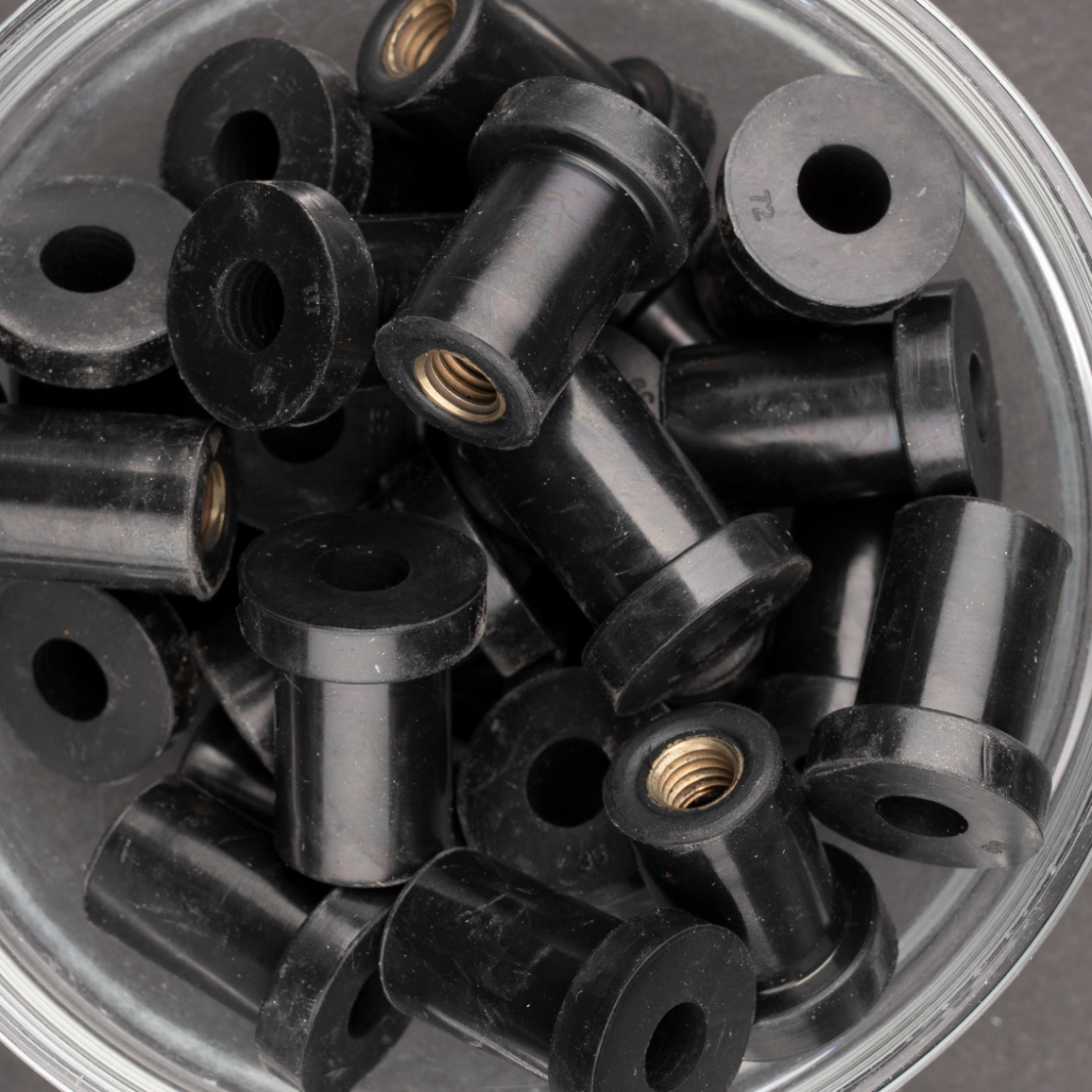 25 écrous EPDM avec insert laiton à tête plate à M8x27,9mm - SCELL-IT - RN0825